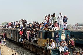 Muslims return home on an overcrowded train after Bishwa Ijtema