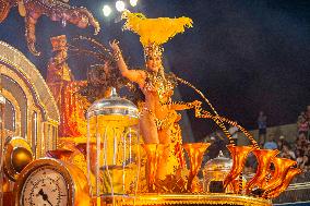 Parade of the Águia de Ouro samba school at the Anhembi 2024 sambadrome.