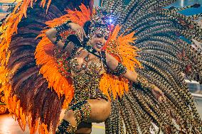 Parade of the Águia de Ouro samba school at the Anhembi 2024 sambadrome.