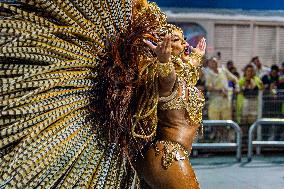 Parade of the Águia de Ouro samba school at the Anhembi 2024 sambadrome.