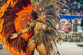 Parade of the Águia de Ouro samba school at the Anhembi 2024 sambadrome.