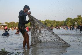 CAMBODIA-SIEM REAP-TRADITIONAL FISHING FESTIVAL