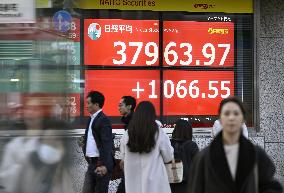 Nikkei closes at 34-year high