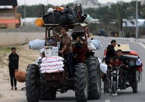 MIDEAST-GAZA-RAFAH-ISRAEL-BOMBINGS-FLEEING