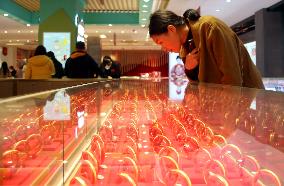 Customers Buy Gold Jewelry