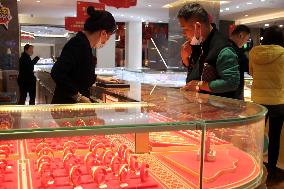 Customers Buy Gold Jewelry