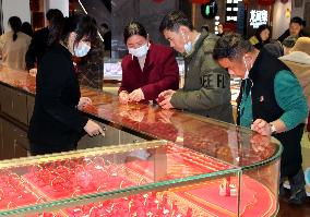 Customers Buy Gold Jewelry