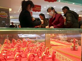 Customers Buy Gold Jewelry