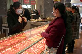 Customers Buy Gold Jewelry