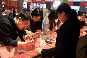 Customers Buy Gold Jewelry