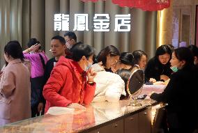 Customers Buy Gold Jewelry