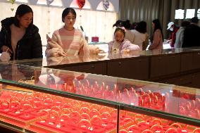 Customers Buy Gold Jewelry