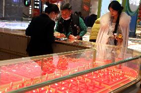 Customers Buy Gold Jewelry