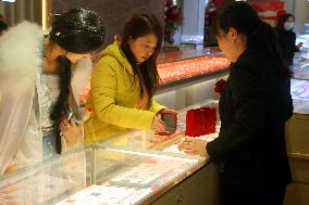 Customers Buy Gold Jewelry