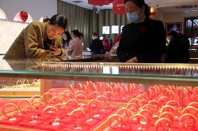 Customers Buy Gold Jewelry