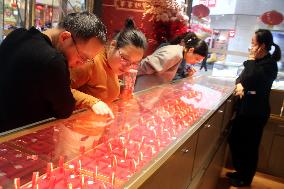 Customers Buy Gold Jewelry