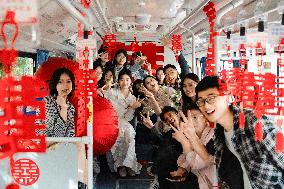 CHINA-WEDDING BUS-NEWLYWED-FAD (CN)