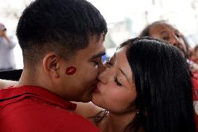 Mass Kiss On Valentine's Day - Mexico City