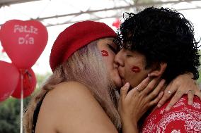 Mass Kiss On Valentine's Day - Mexico City