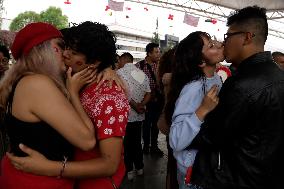 Mass Kiss  To Celebrate Valentine's Day