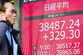 Nikkei ends at new 34-year high