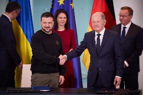 Zelensky Signs Security Deal With Germany - Berlin