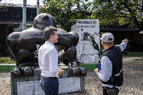 United Kingdom Ambassador in Colombia takes a Guided tour of Medellin by Peace Signers