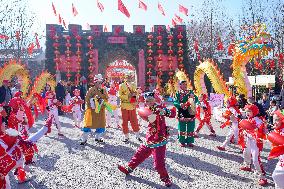 Folk Artists Perform Wanrong-flower Drum in Yuncheng