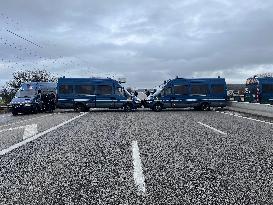 Farmers Block Motorway Accesses To Paris
