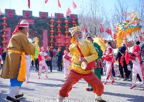 Folk Artists Perform Wanrong-flower Drum in Yuncheng