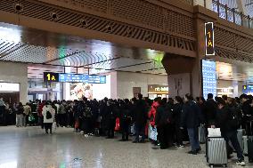 Passengers Board Train To Beijing in Xi 'an
