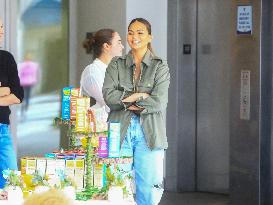 Chrissy Teigen And Daughter Sell Girl Scout Cookies - LA