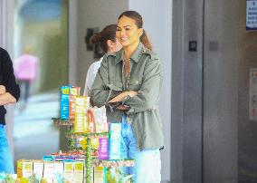 Chrissy Teigen And Daughter Sell Girl Scout Cookies - LA