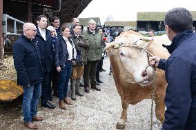 Les Republicains members visit a farm - Echouboulains