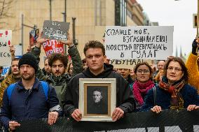 Navalny’s Mourners Gather Outside Russian Embassy - Berlin