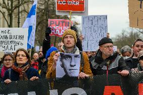 Navalny’s Mourners Gather Outside Russian Embassy - Berlin