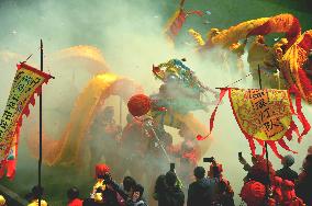 Artist Perform Mao Dragon Dance to Celebrate Lantern Festival