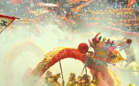 Artist Perform Mao Dragon Dance to Celebrate Lantern Festival