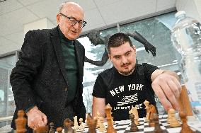 Alexander Beliavsky plays chess with UNBROKEN patients in Lviv