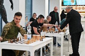 Alexander Beliavsky plays chess with UNBROKEN patients in Lviv