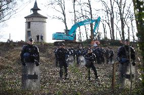 A69: Riot Police Try To Dislodge 4ecureuils' At The 'Crem'Arbre' ZAD