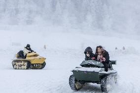 Xinhua Headlines: Snow tourism mania heats up China's "furnace city"