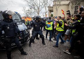 Police Clash With Hundreds Of Protesting Farmers - Madrid