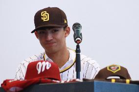Humberto Cruz Signs With MLB San Diego Padres