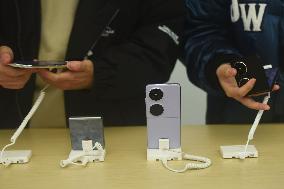 Huawei Releases Folding Screen Phone Pocket2