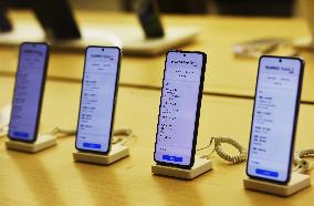 Huawei Releases Folding Screen Phone Pocket2