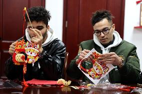 Foreign Students Experience Chinese Lantern Festival