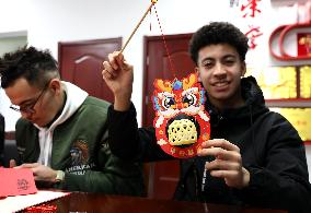 Foreign Students Experience Chinese Lantern Festival