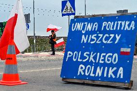 Polish protesters at Shehyni-Medyka border crossing