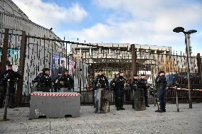 Visitors blocked by the CRS in front of the Agricultural Fair - Paris